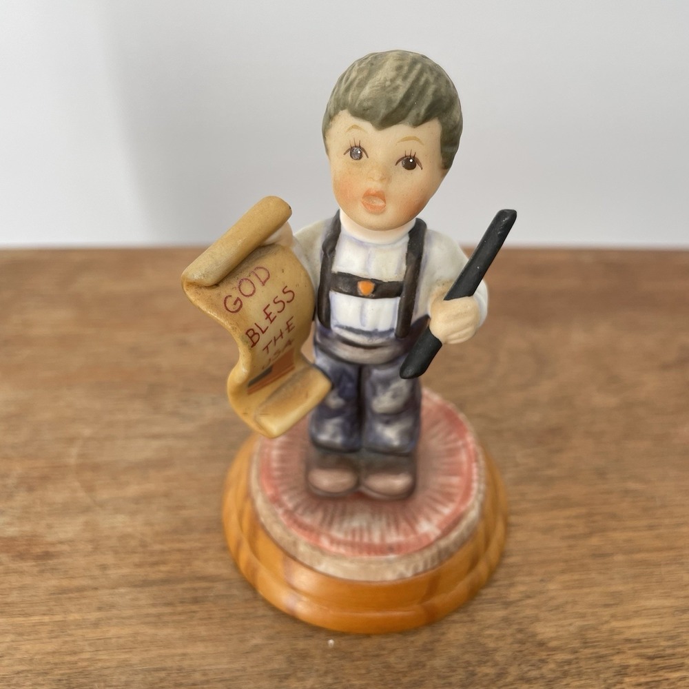 Bertha Hummel-Goebel  - God Bless the‎ USA 2003 Wood Base 3 1/2" Tall
